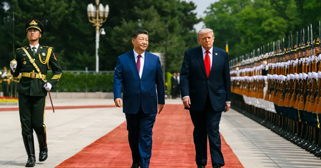 Donald Trump e Xi Jinping lado a lado, a andar sobre uma passadeira vermelha, na cerimónia de boas-vindas do presidente americano à China.