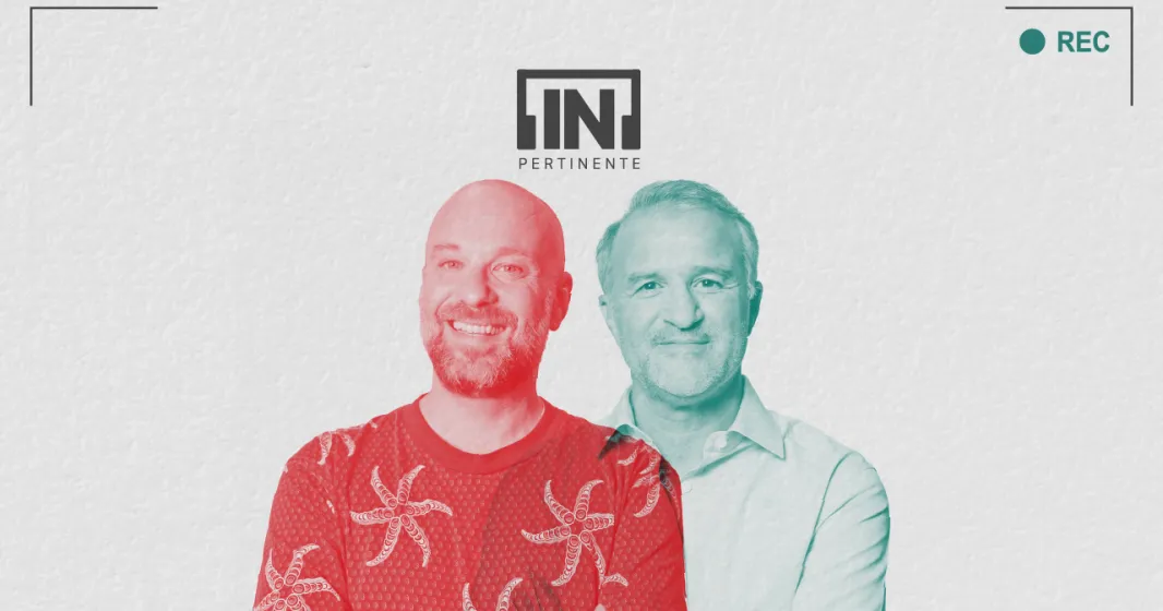 Dois homens sorridentes, no centro da imagem. Por cima das suas cabeças, o logotipo "[IN]Pertinente.