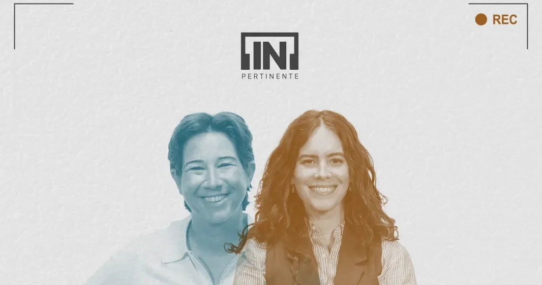 Duas mulheres sorridentes. Por cima, os logotipos do podcast "[IN]PERTINENTE" e da "Fundação".