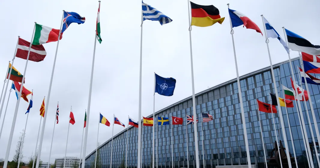 O exterior da sede da NATO, com todas as bandeiras dos países-membros da organização.