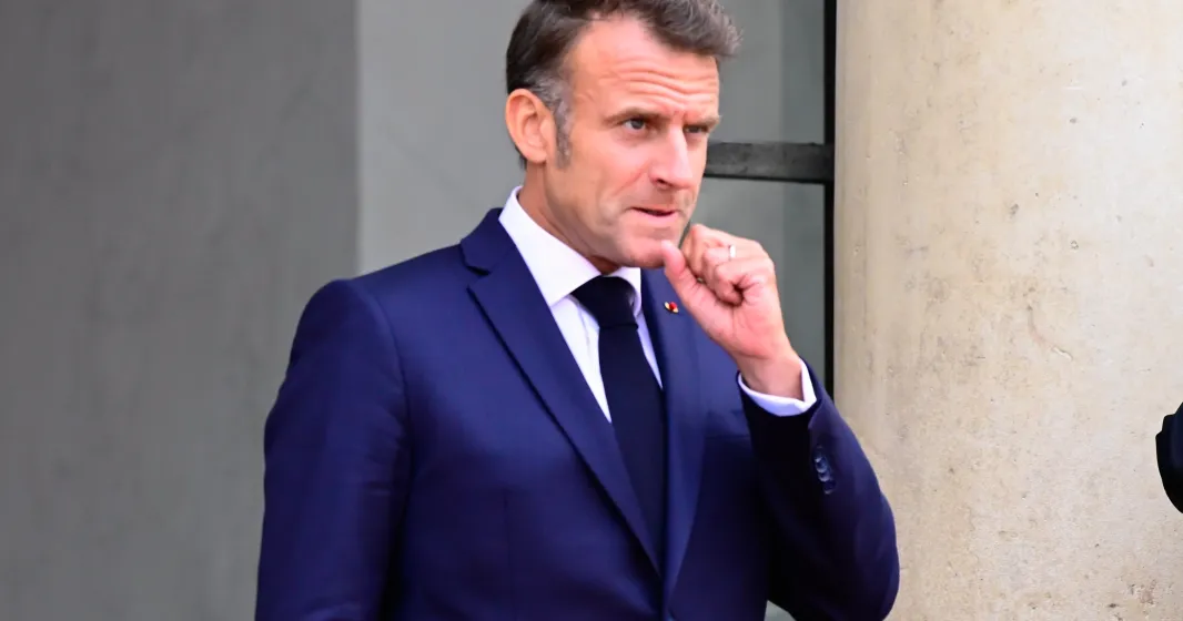 Imagem de um homem com semblante carregado, o presidente da República francês Emmanuel Macron. Crédito: Shutterstock