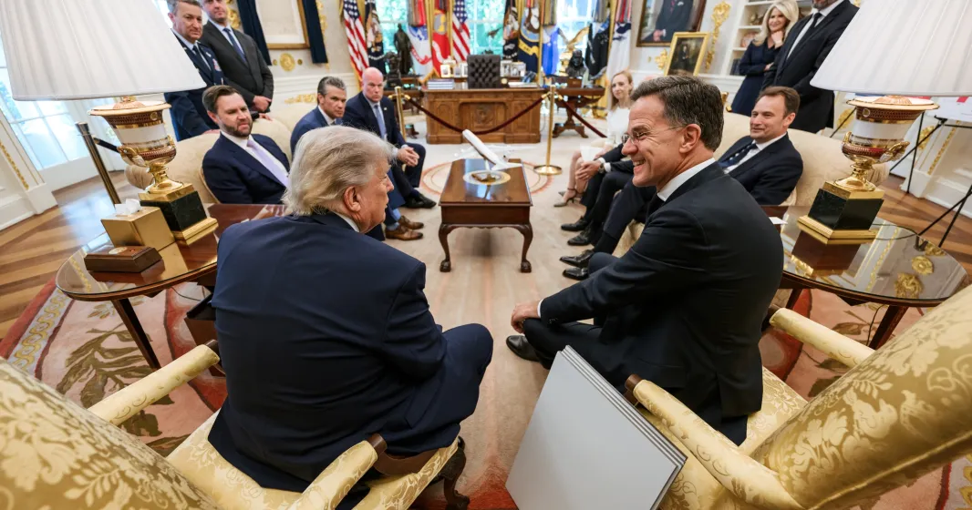 Fotografia de Donald Trump e Mark Rutte (NATO) sentados lado a lado na sala oval a conversar.  Créditos: shutterstock
