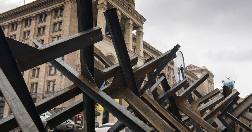 Ima de barreias anti-tanque espalhadas pela praça central de Kyiv, Ucrânia. Créditos: shutterstock