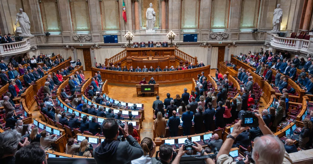Imagem do interior da Assembleia da República, com vários ministros e grupos parlamentares. Créditos: shutterstock