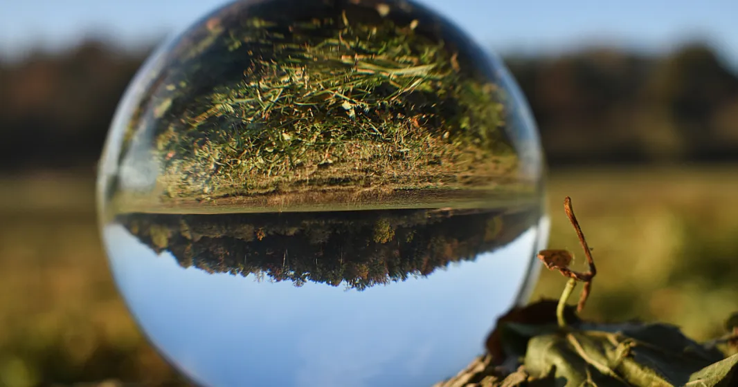 Imagem de uma bola de cristal, que reflete o mundo ao contrário. Crédito: Shutterstock.