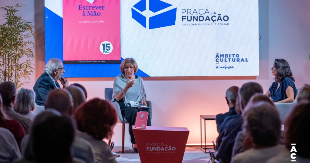 Imagem de uma plateia, onde estão sentados a debater um homem e uma mulher: o neurologista Alexandre Castro Caldas e escritora Lídia Jorge.