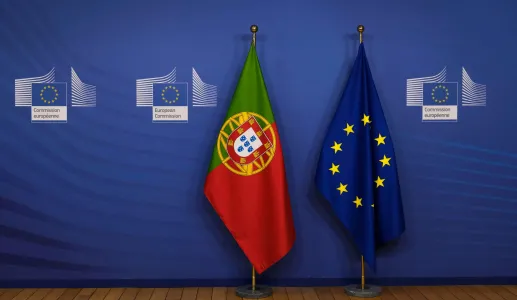 Bandeira de Portugal e Bandeira da União Europeia