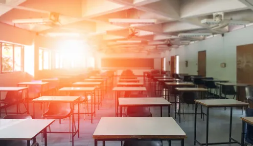 mesas e cadeiras numa sala de aula