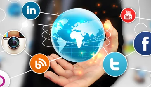 Mão a segurar um globo com ícones de redes sociais como Facebook, Twitter e LinkedIn.