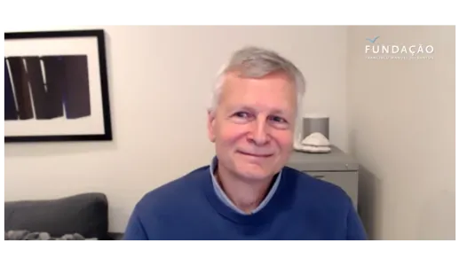Retrato de Dani Rodrik. O logo da Fundação no canto superior direito.
