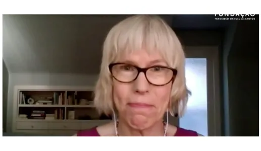 A médica e jornalista Meredith Wadman a dar uma entrevista, em casa. 