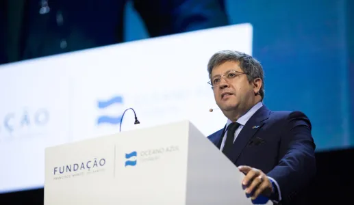 José Soares dos Santos a falar num púlpito com os textos "FUNDAÇÃO" e "OCENO AZUL" visíveis.
