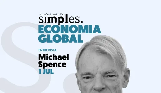 Retrato do economista Michael Spence sobre um fundo azul claro e com o texto "Isto não é assim tão simples. Economia Global".