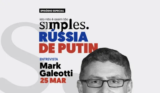 Retrato a preto e branco de Mark Galeotti, especialista em política russa, sobre um fundo cinzento claro e com o texto "Russia de Putin não é assim tão simples" a azul e vermelho.