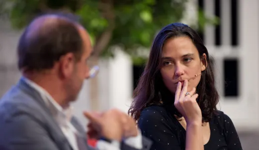 Pia Mancini a ouvir Daniel Innerarity durante o encontro da Fundação, em Lisboa