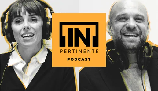 Dois apresentadores do podcast "[IN]PERTINENTE" usam fones de ouvido e sorriem.