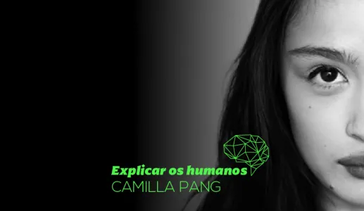 Retrato a preto e branco de Camilla Pang sobre um fundo escuro com o texto "Explicar os humanos".