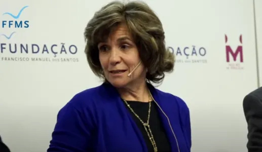 A socióloga Ana Nunes de Almeida a falar durante um evento da Fundação Francisco Manuel dos Santos.