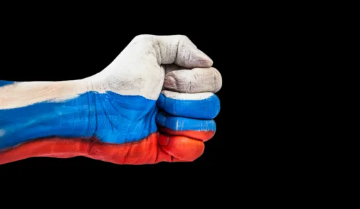 Imagem de um punho cerrado com as cores da bandeira russa