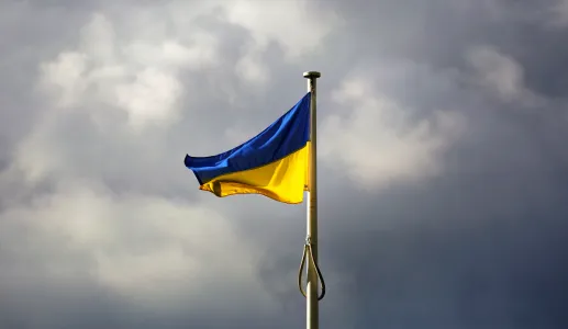 Imagem da bandeira Ucrâniana sob um céu com núvens de tempestade 