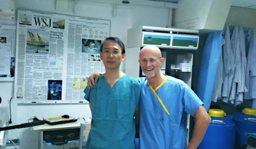 Os cirurgiões Xiaoping Ren e Sergio Canavero prometem fazer uma revolução na medicina (crédito: revista Ooom)