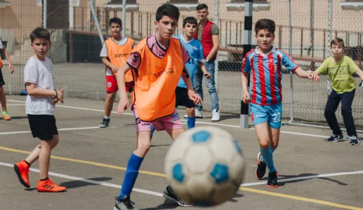 Crianças a jogar futebol