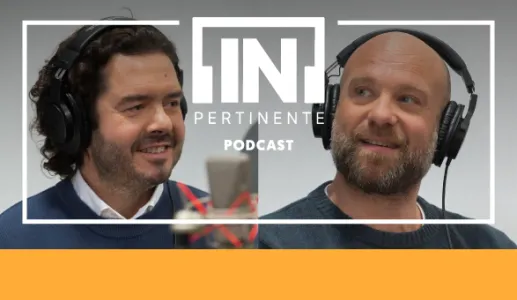Dois homens com auscultadores, a falar para um microfone, com o texto "[IN]PERTINENTE PODCAST".