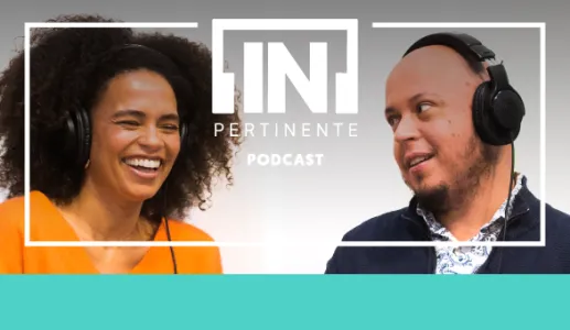 Ana Sofia Martins e José Santana Pereira a rir, lado a lado, de headphones. Texto "[IN]PERTINENTE PODCAST". Fundo claro.a dupla de política do [IN]Pertinente podcast