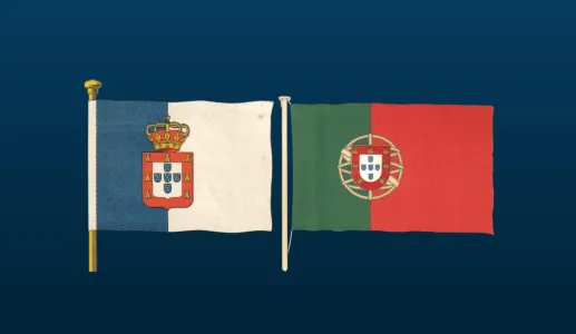 Duas bandeiras de Portugal, lado a lado. A republicana mantém o escudo real.