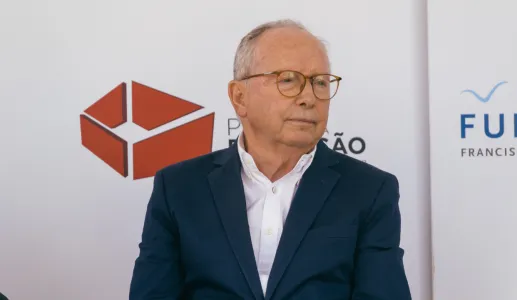 O ex-ministro da Saúde António Correia de Campos. Atrás, o logo da Praça da Fundação.