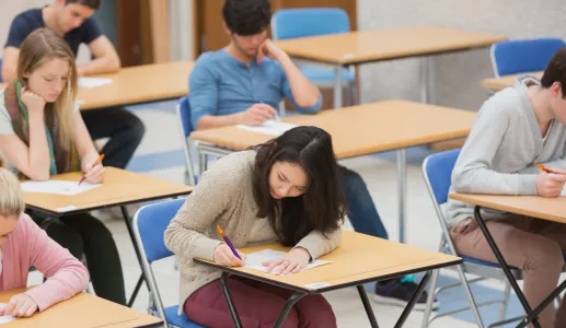 Imagem de estudantes a fazer um exame