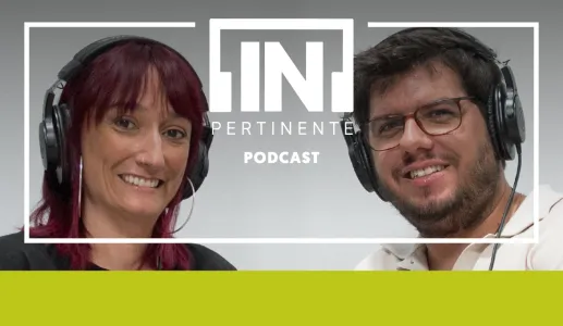 Ana Markl e Gonçalo Antunes de auscultadores, sorridentes, lado a lado. Texto: "[IN]Pertinente podcast"