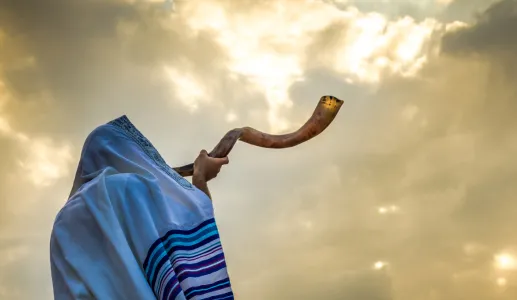 Imagem de uma israelita em oração sob um céu de trovoada