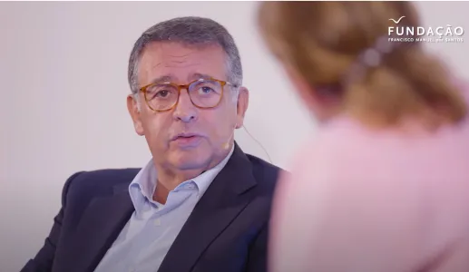 Imagem de António José Seguro, de óculos, vestido com um fato escuro e camisa azul. Logotipo "Fundação" no canto superior.