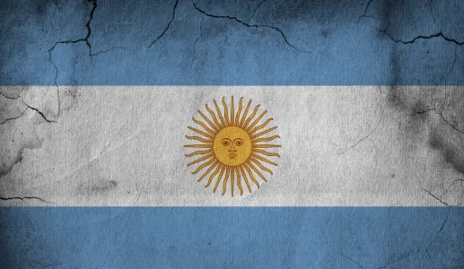 Imagem da bandeira da Argentina numa parede parcialmente destruída