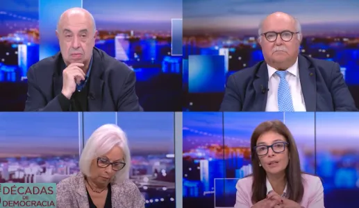 Quatro pessoas a debater a democracia num estúdio de televisão.