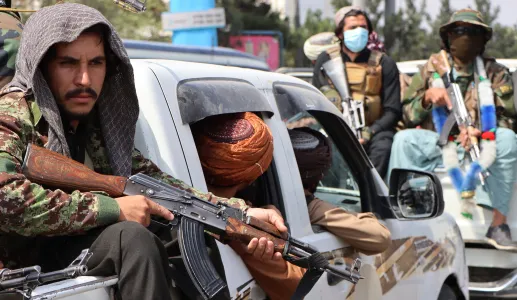 Imagem de talibãs armados em Kabul, que obrigaram à saída das tropas ocidentais do Afeganistão