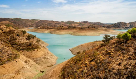 Imagem da barragem de Odeleite, no Algarve