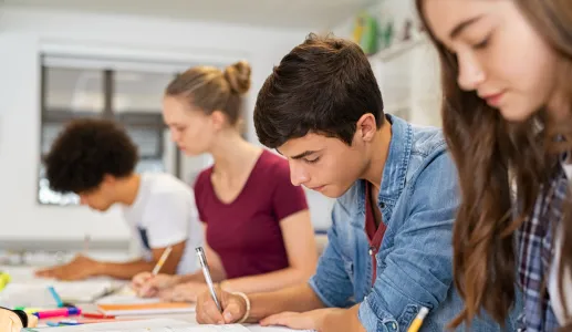 Imagem de alunos a fazerem exames na sala de aula