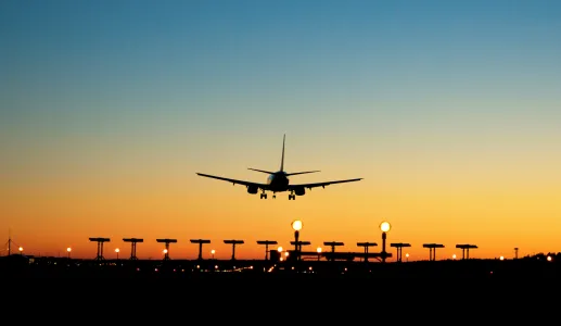 Imagem de um avião a aterrar numa pista de aeroporto