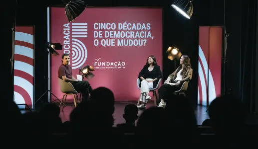 Imagem do debate «E Depois da Revolução: Democracia e Igualdade de Género», com Guilherme Geirinhas, Maria Castello Branco e Mariana Esteves