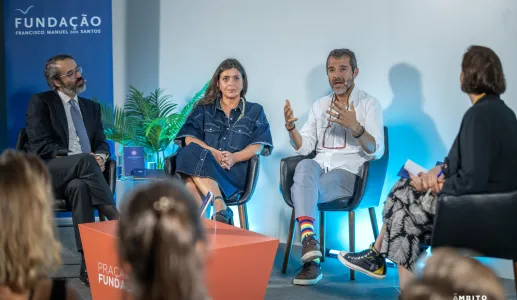 Imagem do advogado João Taborda da Gama, da professora Maria Carmo Carvalho e de Pedro Teixeira, durante a Praça da Fundação «Viagem aos psicadélicos: novas terapias e horizontes pessoais?»