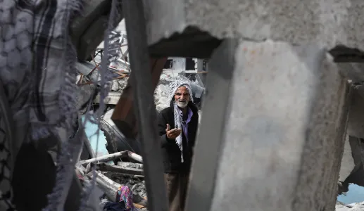 Imagem de um palestiniano nos escombros da sua casa em Rafah, Faixa de Gaza. Crédito Shutterstock.