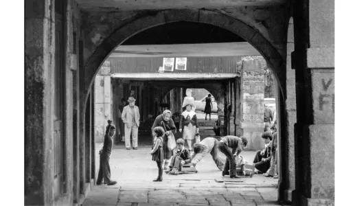 Imagem da vida na cidade do Porto sob os arcos dos edifícios, 1984. Crédito: Nuno Félix da Costa.