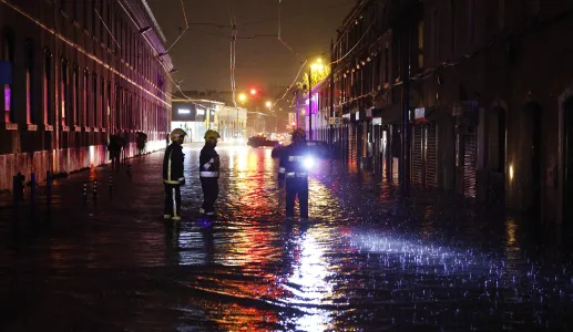 Imagem de bombeiros e drenar as ruas alagadas em Alcântara, Lisboa, em dezembro de 2022. Crédito:António Pedro Santos/Lusa