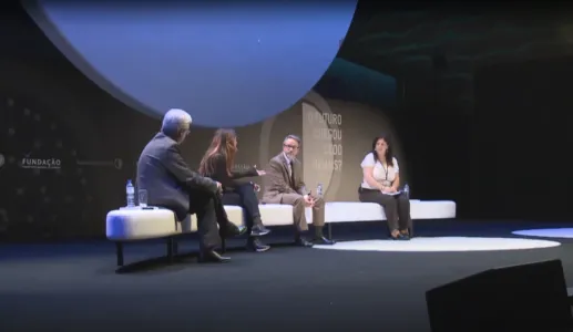 O politólogo Andrew Chadwick sentado num sofá branco, à conversa com duas senhoras e um homem. Fundo escuro, com o logotipo da Fundação.