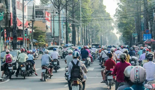 Imagem de uma rua de cidade asiática, com grande concentração de motos. Crédito: Lan Yao, Canva 