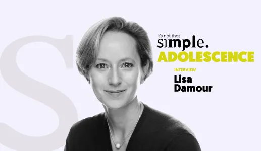 Retrato a preto e branco de Lisa Damour sobre um fundo rosa claro, com o texto "It's not that simple. Adolescence interview".