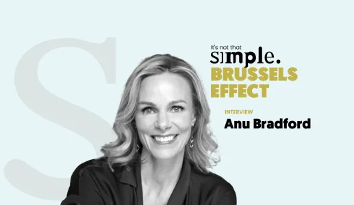 Retrato a preto e branco da professora de Direito Anu Bradford, sobre um fundo azul, com o título: "It's not that simple. Brussels Effect. INTERVIEW".