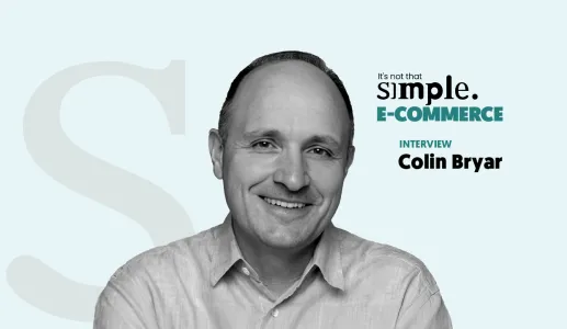 Colin Bryar sobre um fundo azul claro. Texto: "E-COMMERCE. Entrevista."